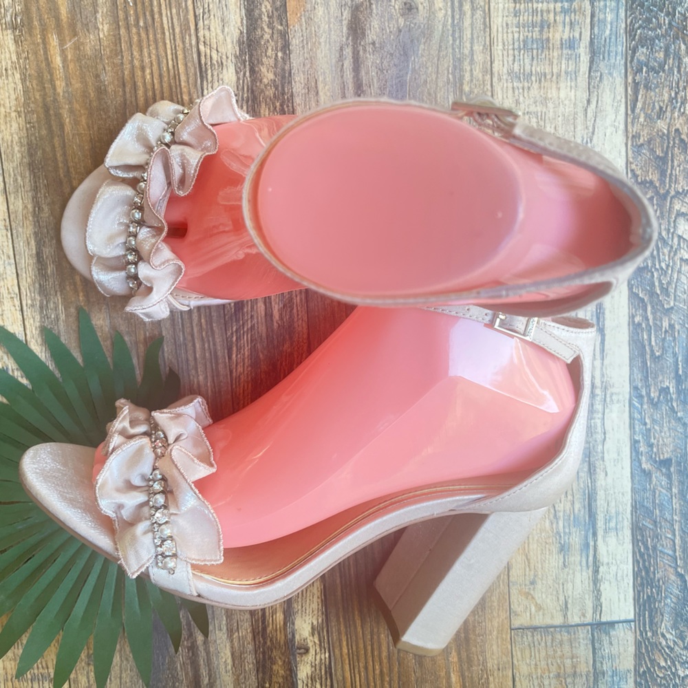 BADGLEY MISCHKA JEWELED 4” RUFFLED OFF-WHITE WEDDING BRIDAL FORMAL PROM HEELS